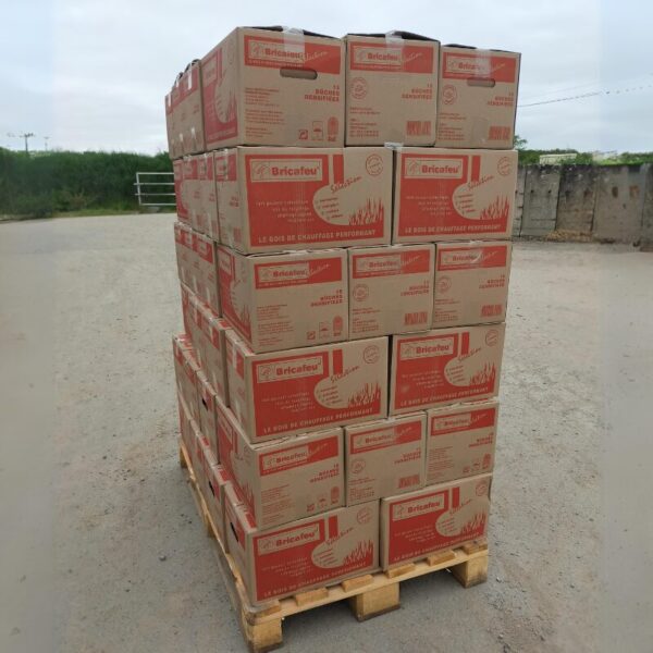 Bricafeu-Pressholz auf einer Palette – 54 Kartons mit je 15 Holzscheiten 